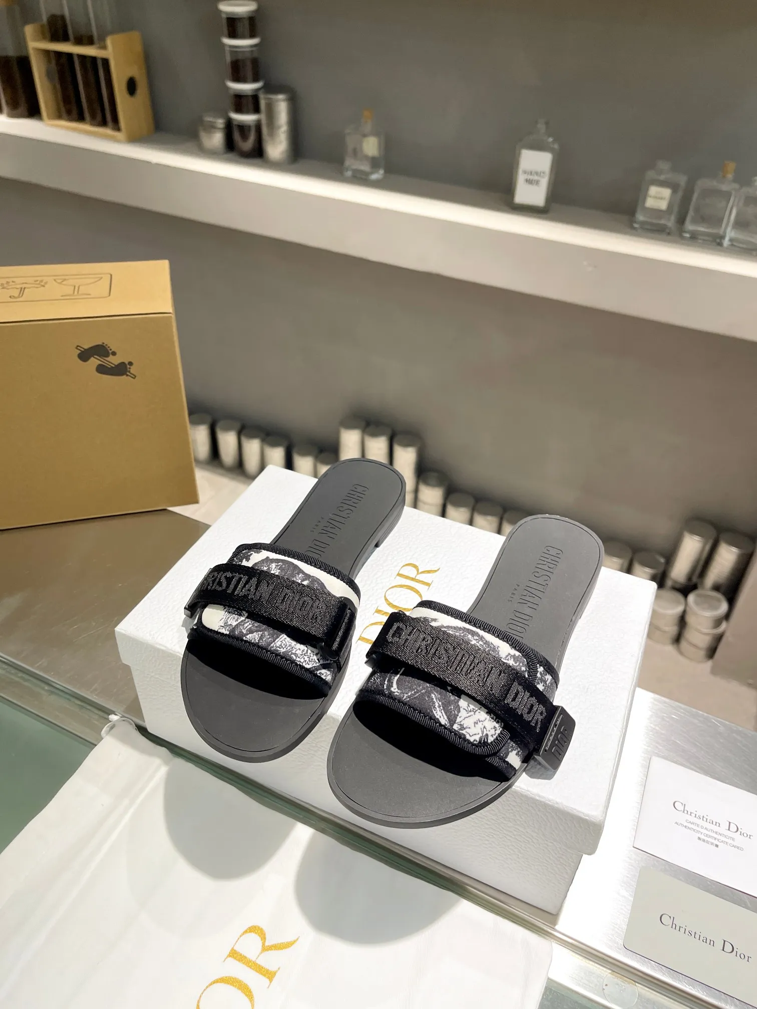 👟👟Ex-factory price 380👟👟 Dior D’s latest series of Velcro buckle sandals and slippers in new colors! Perfect reproduction of the original version, the most popular color matching fabric, super layered ▪️Original molded high-end TPU outsole (not ordinary rubber) ▪️Very comfortable and easy to walk. All upper materials are custom-made from the original ▪️3D electric embroidered three-dimensional cloth surface, very versatile, a must-have for lazy people in summer ▪️Number of yards: 35-41